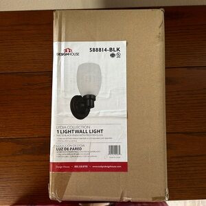 🆕WALL SCONCE LIGHT WITH BLACK ACCENTS NEW IN BOX AND NEVER OPENED